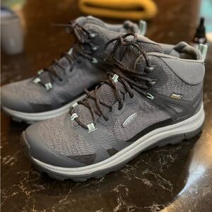 Women's Keen water proof Hiking boots
